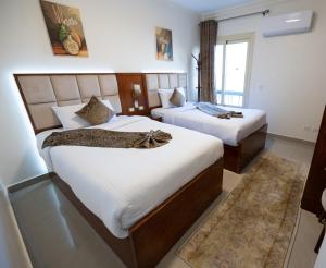 亚历山大Gleem Luxury Apartments的一间卧室设有两张床和窗户。
