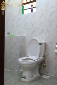 RuiruPremier Stays Ruiru的一间位于客房内的白色卫生间的浴室