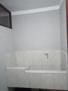 瓦努科DEPARTAMENTO CON 3 DORMITORIOS的白色的浴室设有浴缸和水龙头