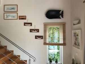 萨格里什Pita's House - Villa Sagres 2的楼梯,带窗户和楼梯间