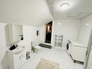德比Bespoke 2 Bedroom Apt Derby City的白色的浴室设有水槽和卫生间。