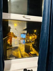德比Bespoke 2 Bedroom Apt Derby City的从火车窗户欣赏城市美景