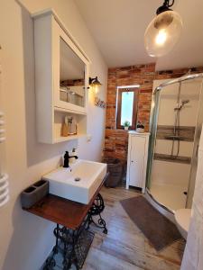 博尔斯克Borsk Sielanka的浴室配有白色水槽和淋浴。