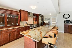 西湾Seven Mile View Condo #2的厨房配有木制橱柜和大理石台面