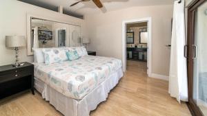 西湾Seven Mile View Condo #2的一间卧室配有一张床和镜子