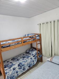 JaguaribeAconchegante casa perto da praia da Enseada dos Golfinhos OBS não é Jaguaribe的一间卧室配有两张双层床。