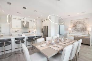 Mahogany Villa 2-A / 4BR的厨房以及带桌椅的用餐室。