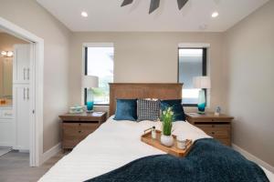 Mahogany Villa 2-A / 4BR的一间卧室配有一张带蓝色枕头的大床