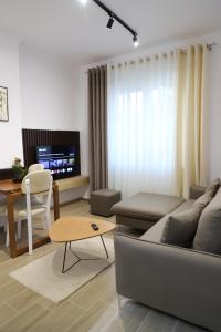 培拉特Noel City Centre Apartment的客厅配有沙发和桌子