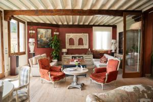 格拉纳达La Corrala del Realejo的客厅配有沙发和桌椅