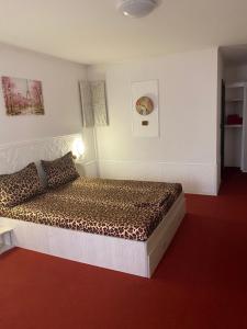 沃伦塔里Karra Hotels的一间白色客房内的床铺卧室