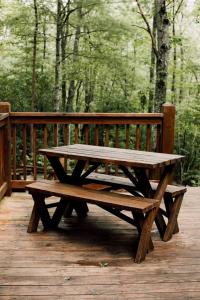 布赖森城Tuckaseegee @ Sky Ridge Yurts的木甲板上的木餐桌