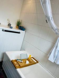 威根The First-central Wigan 8 guests的白色浴室,配有一个水槽上的木制托盘