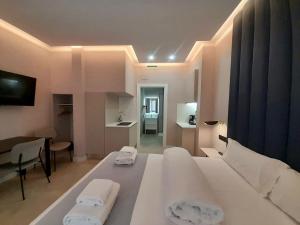 贝尼多姆GBH Hotel-Apartamentos Estrella de Mar的卧室配有白色床和2条毛巾