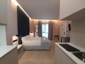 贝尼多姆GBH Hotel-Apartamentos Estrella de Mar的酒店客房带一张床和一个厨房