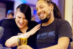 慕尼黑慕尼黑欧洲青年旅馆的男人和女人一边微笑一边拿着一杯啤酒