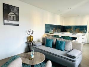 拜罗伊特Rotmain Apartments的客厅配有沙发和桌子