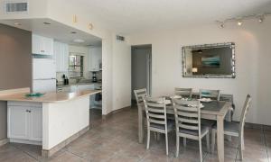 乔治敦Georgetown Villas #201的厨房以及带桌椅的用餐室。