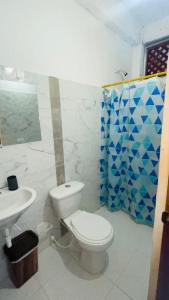 埃尔扎伊诺Hotel talú tayrona的一间带卫生间和水槽的浴室