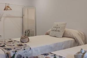 马德里德霍斯Finca El Pilar的白色卧室配有一张带镜子的床