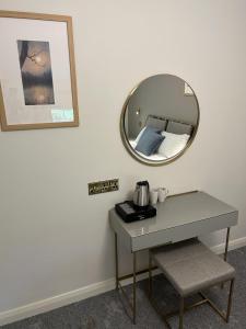 IrvinestownCastle Irvine Estate的一张桌子,旁边是一张镜子