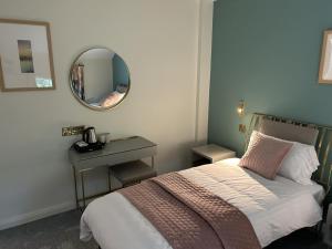 IrvinestownCastle Irvine Estate的一间卧室配有一张床和镜子