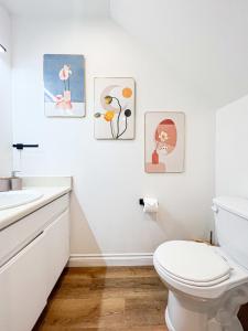 洛杉矶Comfy 2-bedroom home in Hollywood的一间带卫生间的浴室和墙上的三张照片