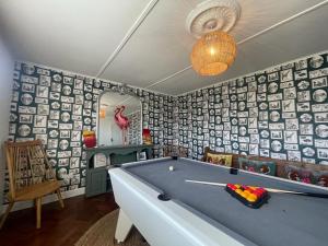 马根波思Baywatch Mawgan Porth Spacious Home sleeps 9, Games room, Parking & Garden的壁纸客房内的一张台球桌