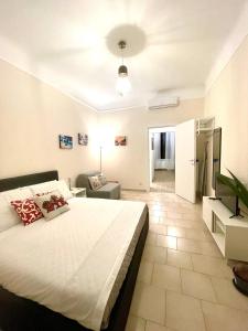 米兰GARIBALDI ISOLA APARTMENTS的一间卧室配有一张床、一台电视和一张沙发