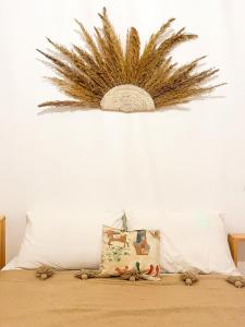 阿加迪尔Desart Hostel的卧室配有一张挂在墙上的植物床