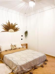 阿加迪尔Desart Hostel的一间白色客房内的床铺卧室