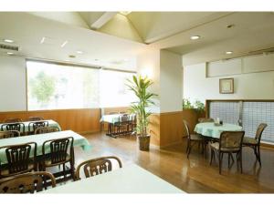 日田市Hotel Socia - Vacation STAY 53748v的用餐室配有桌椅