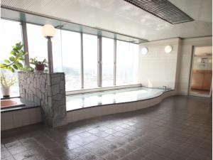 日田市Hotel Socia - Vacation STAY 53748v的大型浴室设有大窗户和大浴缸。