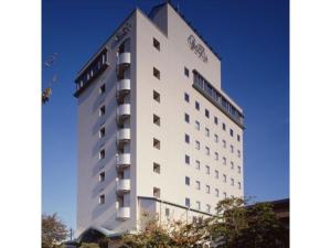 日田市Hotel Socia - Vacation STAY 53748v的一座高大的白色建筑,上面有时钟