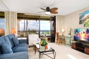 卡纳帕利KBM Resorts KVR-F405 1 bdrm Includes Rental Car的客厅配有蓝色的沙发和电视