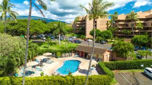卡纳帕利KBM Resorts KVR-F405 1 bdrm Includes Rental Car的享有带游泳池的度假村的空中景致