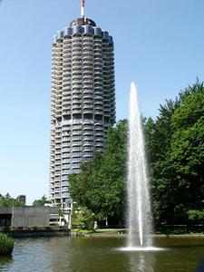 奥格斯堡Hotel Tower I 26th floor I Boxspring I Nespresso的建筑物前水中的喷泉