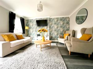 利兹Cheerful two-bedroom townhouse near Leeds and York的客厅配有沙发和桌子