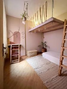 塔姆拉赫特乌兹达尔Desart Hostel的一间卧室配有双层床和书桌