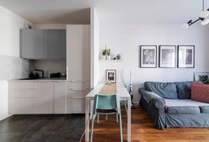 波兹南Apartament doris doris的厨房以及带桌子和沙发的客厅。