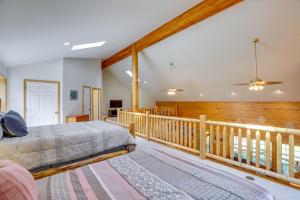 拉派恩Oregon Retreat about 2 Mi From LaPine State Park的一间卧室设有一张床和一个阳台