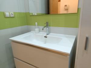 阿维莱斯Los Caños de Rivero, con GARAJE y WIFI, VUT-4366-AS的浴室设有白色水槽和镜子