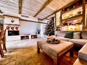 蒂豪尼Kaska Ház的客厅配有圣诞树和沙发