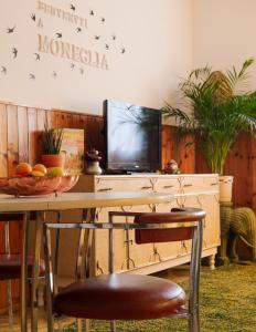 莫内利亚Moneglia Beach Downtown的一张桌子,一张桌子,一张桌子,一张桌子,上面放着一碗水果