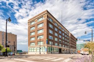 堪萨斯城Holiday Inn Express - Kansas City Downtown, an IHG Hotel的城市街道上一座高大的砖砌建筑