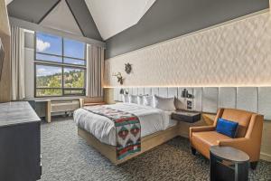 坎莫尔MTN House By Basecamp的酒店的客房 - 带一张床、椅子和窗户