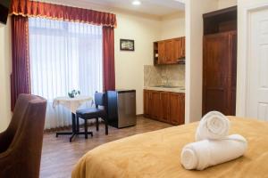 克萨尔特南戈Luna de Plata的酒店客房 - 带一张床和用餐室