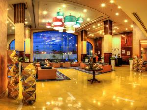 马特鲁港波尔图玛特鲁海滩度假酒店的大厅,设有长沙发和大窗户