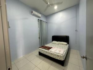 Guar ChempedakHomestay Cermai Indah Guar Chempedak的一间小卧室,卧室内配有一张床铺