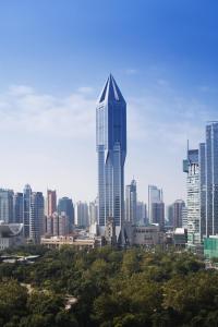 上海上海明天广场 JW万豪酒店的城市天际线前的高耸摩天大楼